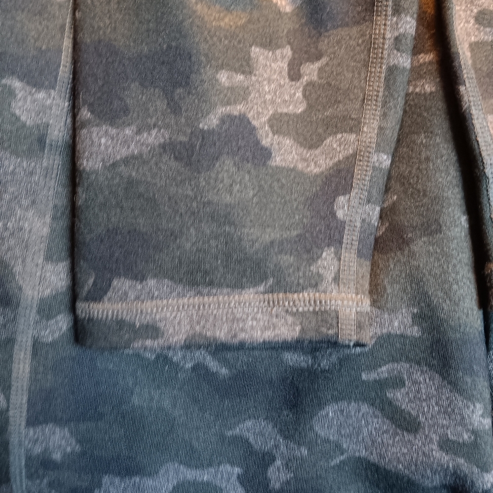 Fabletics Camo Print Legging Mid Rise Powerhold - Picture 3 of 5